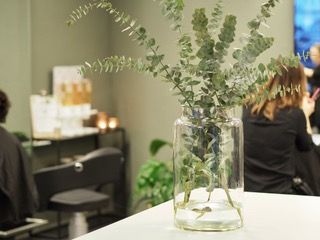 En vase på et bord